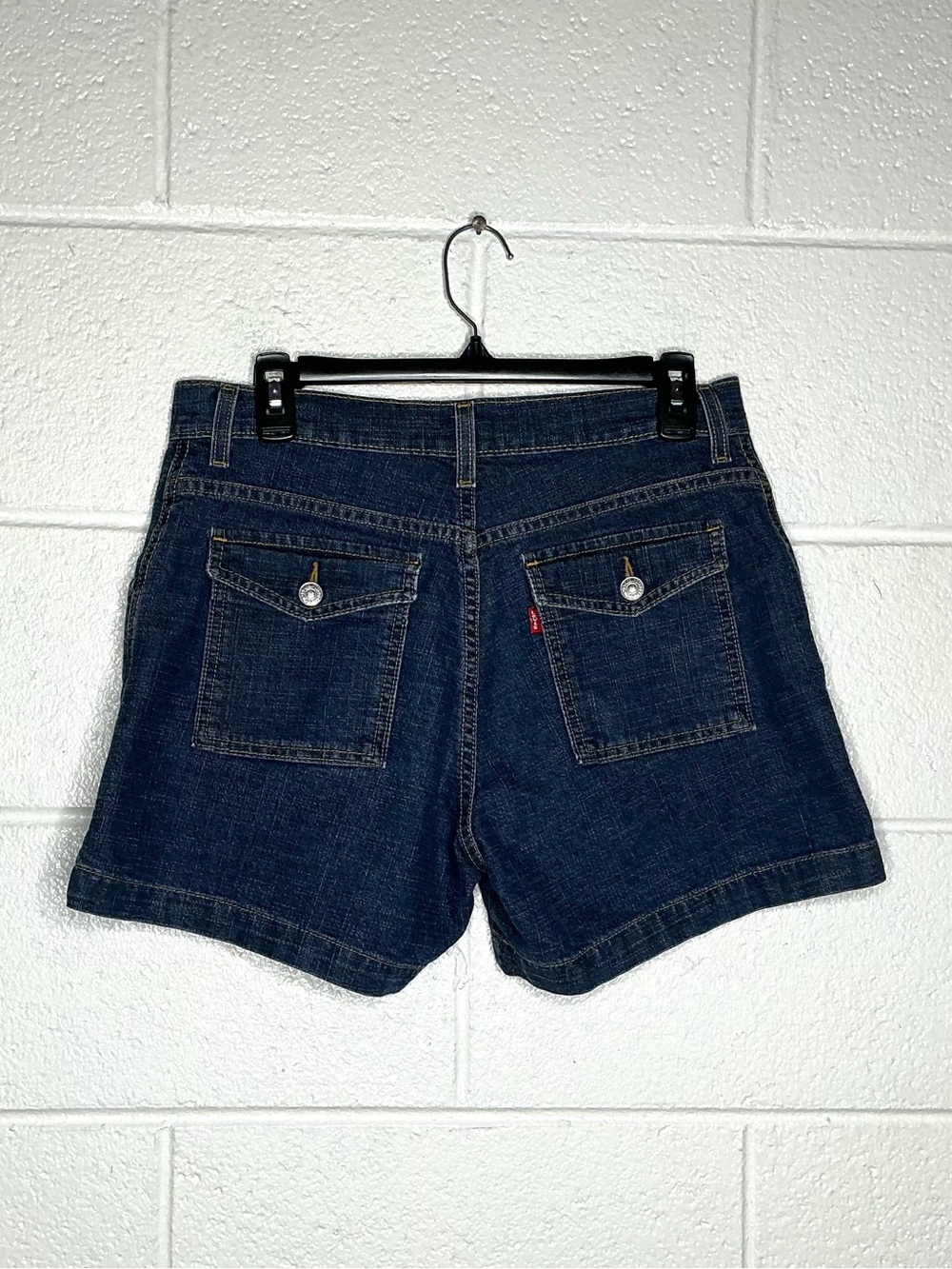< Levi’s Dark Wash High-Rise Denim Shorts Size 10 >